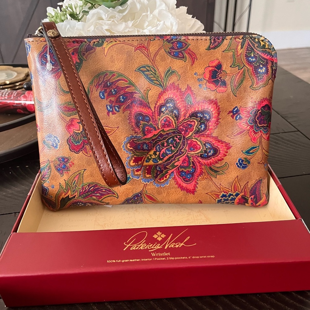 NWT Patricia Nash cassini leather wristlet french tapestry color print